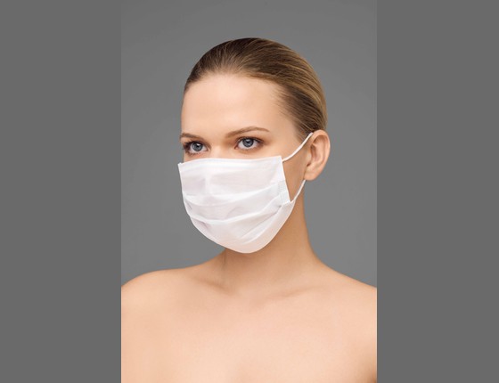 Одноразовая трёхслойная маска на резинках для косметолога